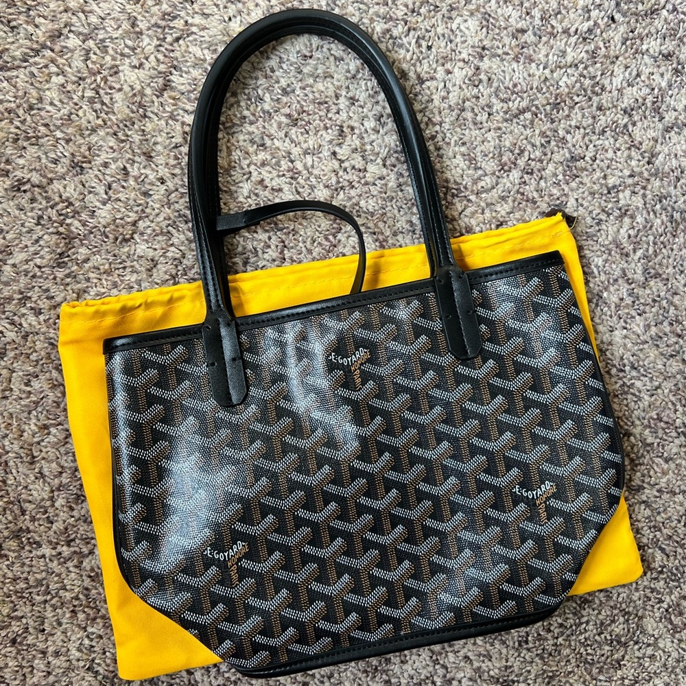 Mini black tote with pouch